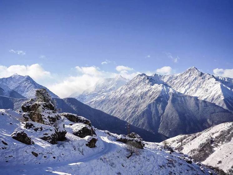 Спасатели Северной Осетии эвакуируют пострадавшую при камнепаде альпинистку