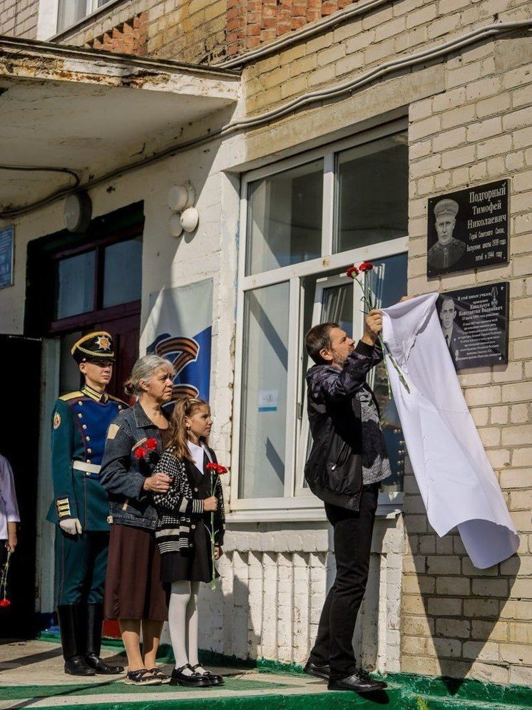 В Невинномысске открыли мемориальную доску в память об участнике спецоперации