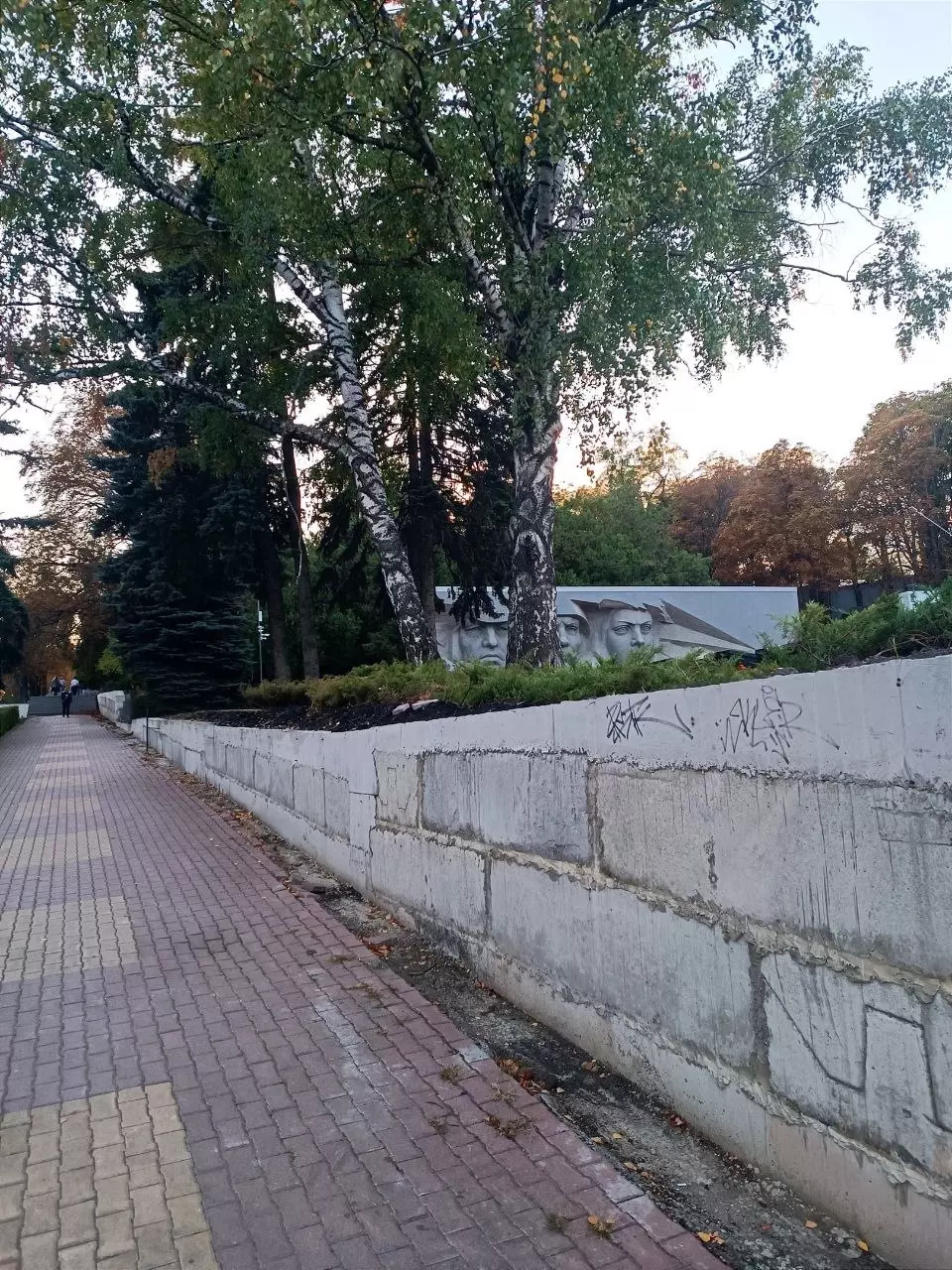 Вандалы изрисовали подпорную стену Крепостной горы в Ставрополе3