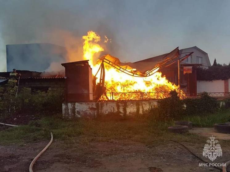 Во Владикавказе в одном из домов сгорели хозпостройки на площади 300 кв. м.