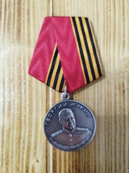 Военнослужащего из Курского округа наградили медалью Жукова
