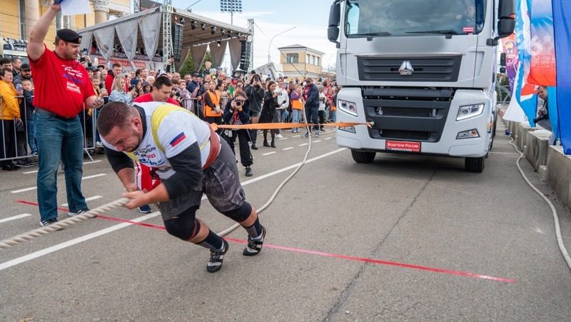Команда силачей установила новый мировой рекорд на конкурсе в Ставрополе