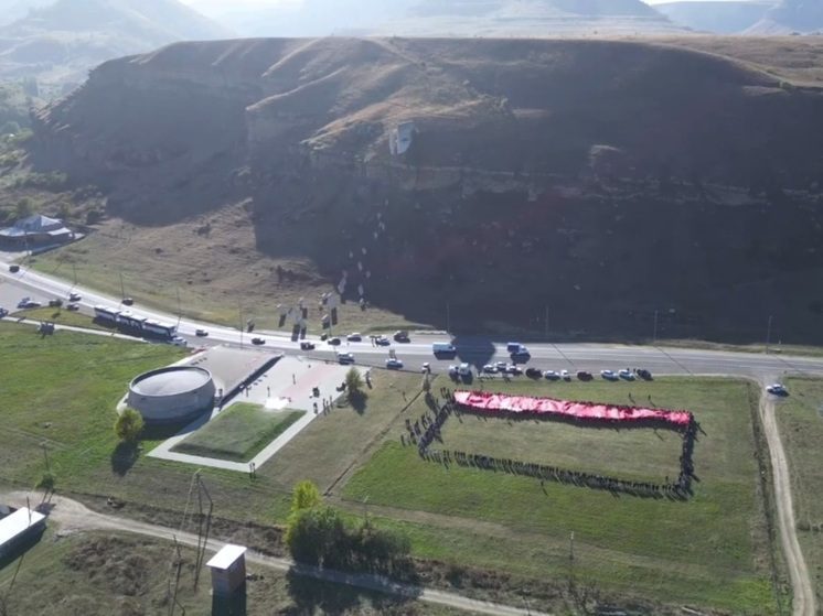 Копию Знамени Победы развернули у памятника защитникам перевалов Кавказа в КЧР