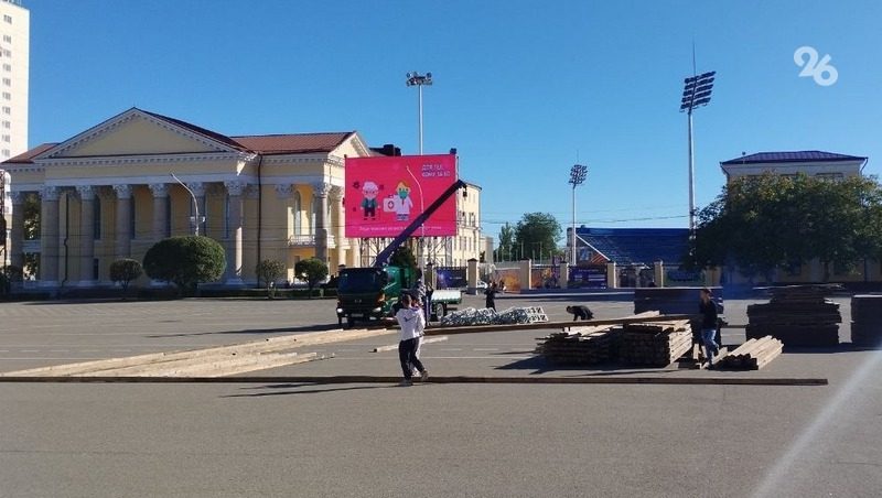 Ледовый каток начали устанавливать на центральной площади Ставрополя