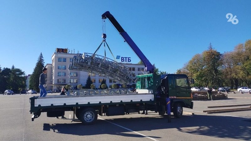 Ледовый каток начали устанавливать на центральной площади Ставрополя