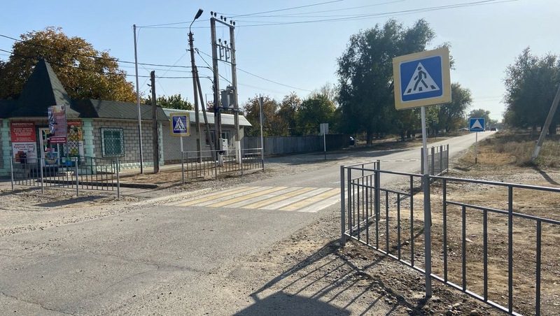 Пешеходные ограждения появились в сёлах Левокумского округа после вмешательства прокуратуры