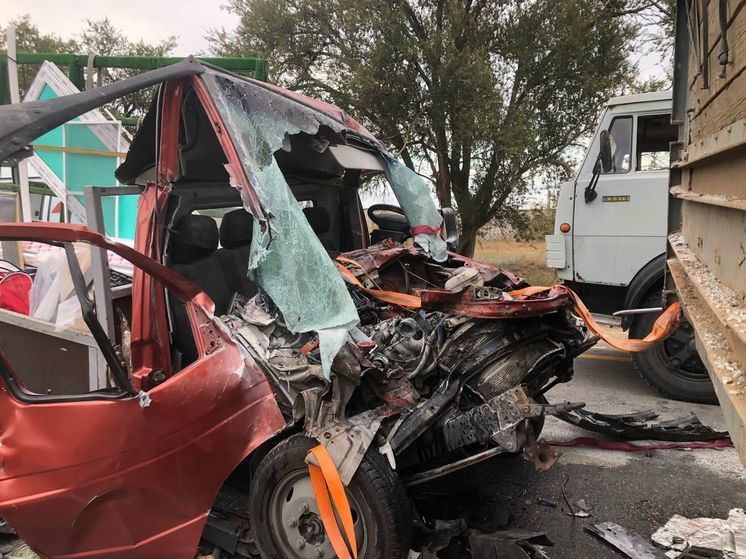 Ставропольские автоинспекторы не допустили возгорание КАМАЗа после аварии