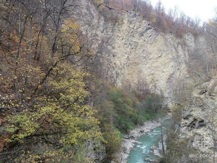  В Кабардино-Балкарии восьмые сутки ищут тела погибших после падения авто в ущелье