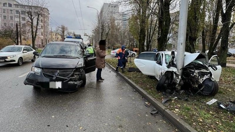 Автомобиль въехал в столб в центре Ставрополя