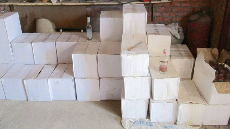 Более 1 тыс. бутылок с палёным алкоголем нашла полиция у жителя Ставрополья