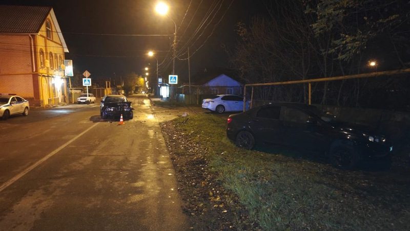 Четыре человека пострадали при столкновении двух легковушек в Ставрополе