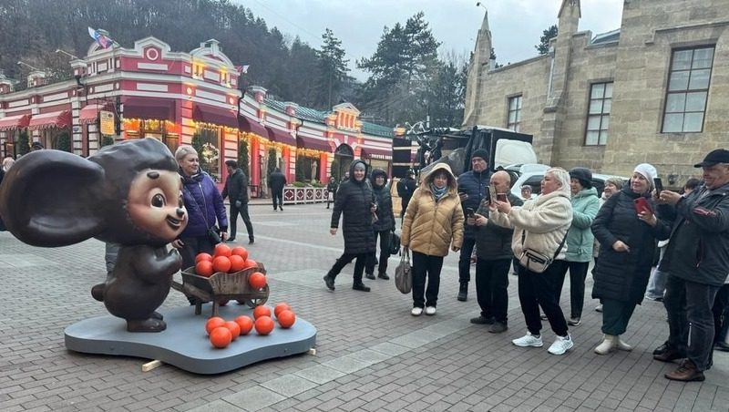 К новым скульптурам Чебурашки в Кисловодске выстраиваются очереди