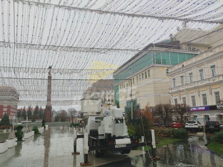 На площади Ленина начали монтаж главной елки Ставрополья