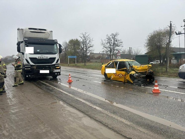 На Ставрополье таксист погиб в ДТП с грузовиком