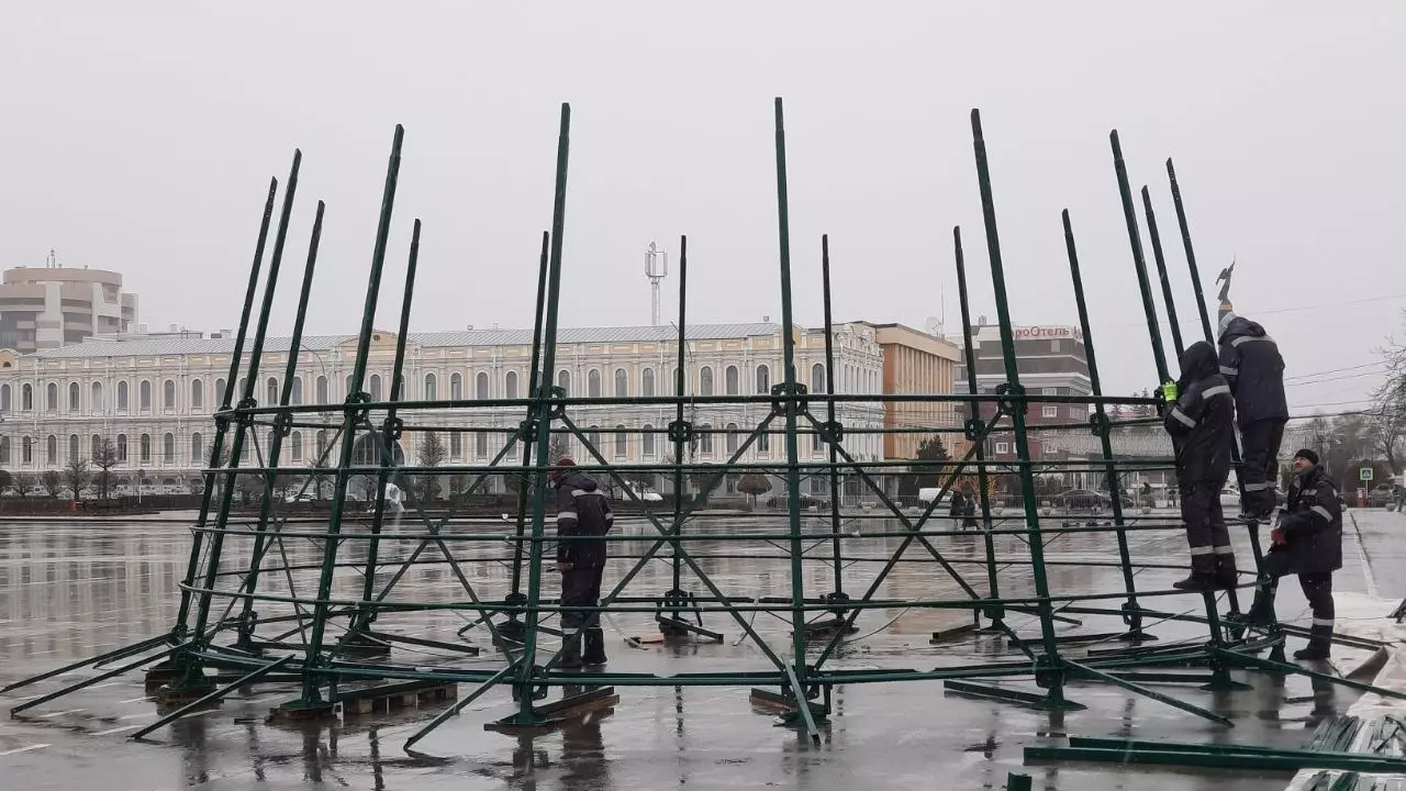 В Ставрополе начали украшать улицы к Новому году. На площади Ленина уже устанавливают 25-метровую елку