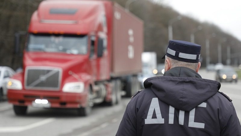 Ставропольских автомобилистов попросили сменить резину с летней на зимнюю