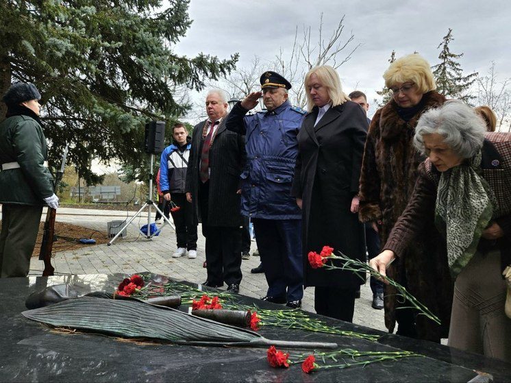У мемориала «Черный тюльпан» в Пятигорске ко Дню Матери прошел урок памяти