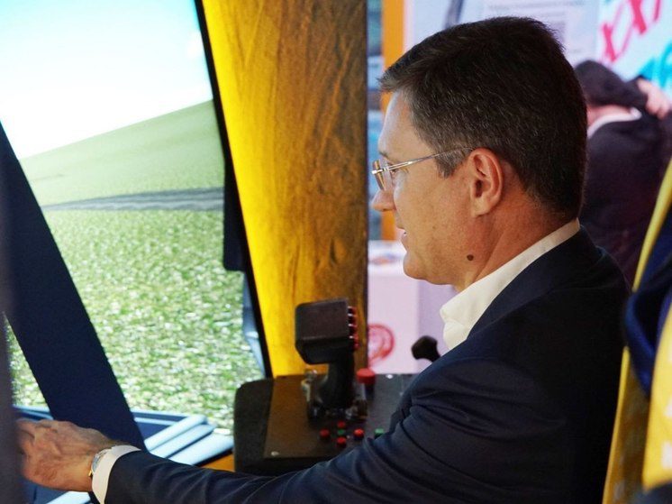 Вице-премьер РФ на выставке «Россия» сел за штурвал виртуального ставропольского комбайна