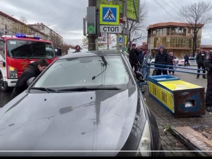 Во Владикавказе водитель иномарки влетел в остановку, есть пострадавшие