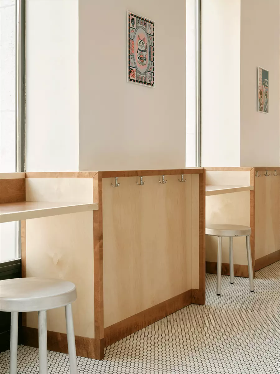 Акцентные панно с японскими иероглифами в интерьере швейцарского бургер-бара — проект Sapid Studio