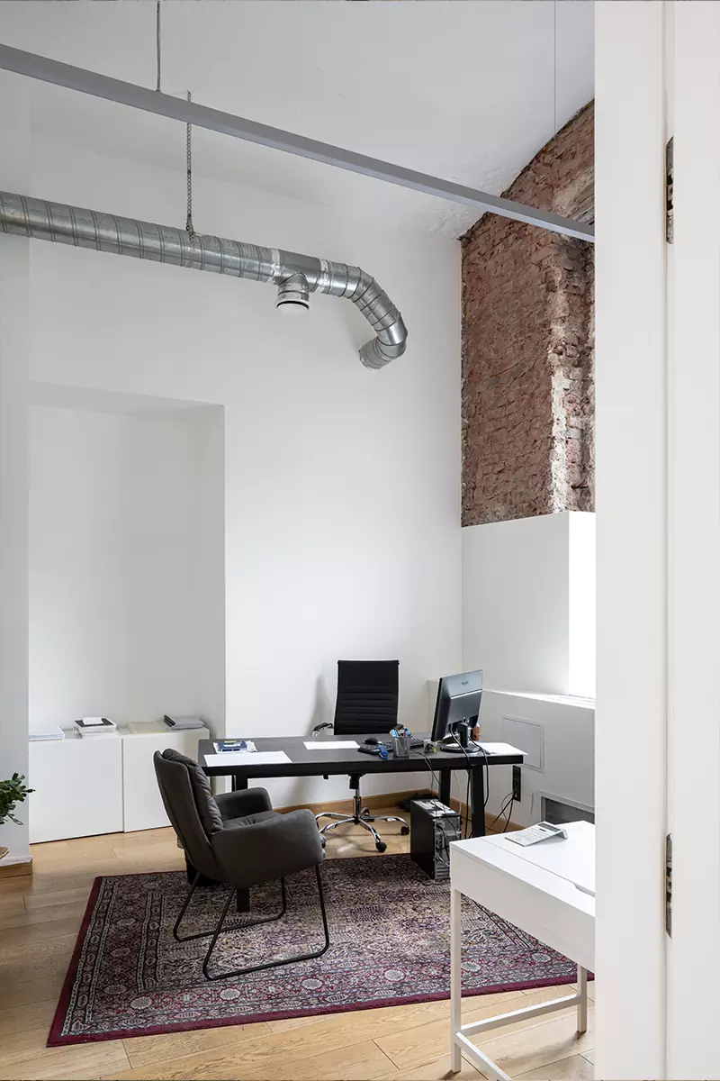 Офис как второй дом: монументальная архитектура и живые растения в интерьере рабочего пространства — проект бюро Basis