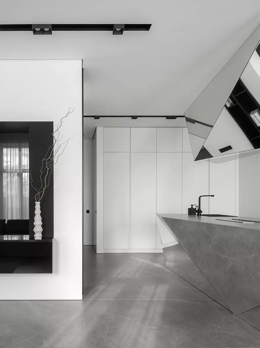 Скульптурные объемы, зеркала и гибкое зонирование в монохромном интерьере – проект студии Geometrix Design