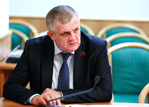 Первый заместитель Председателя Комитета по труду, социальной политике и делам ветеранов Николай Коломейцев