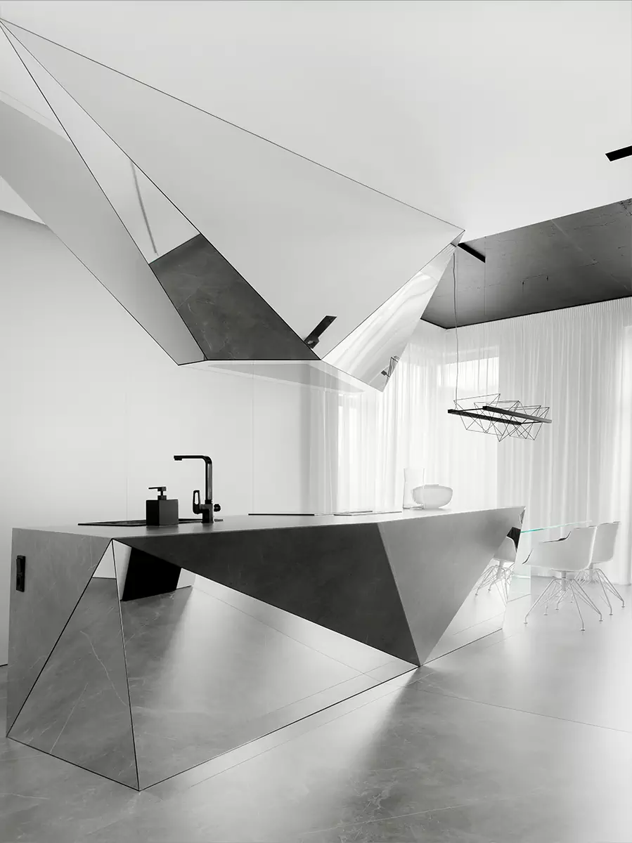 Скульптурные объемы, зеркала и гибкое зонирование в монохромном интерьере – проект студии Geometrix Design