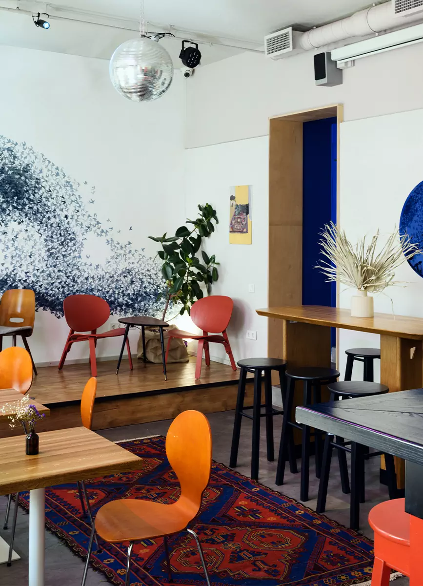 Эклектичный декор и винтажная мебель в гостеприимном интерьере петербургского бистро-бара — проект студии AKKE Collective