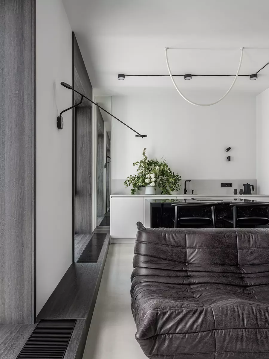 Монохромный интерьер квартиры-студии со строгим зонированием — проект BLOK Studio