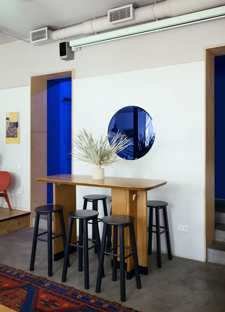Эклектичный декор и винтажная мебель в гостеприимном интерьере петербургского бистро-бара — проект студии AKKE Collective