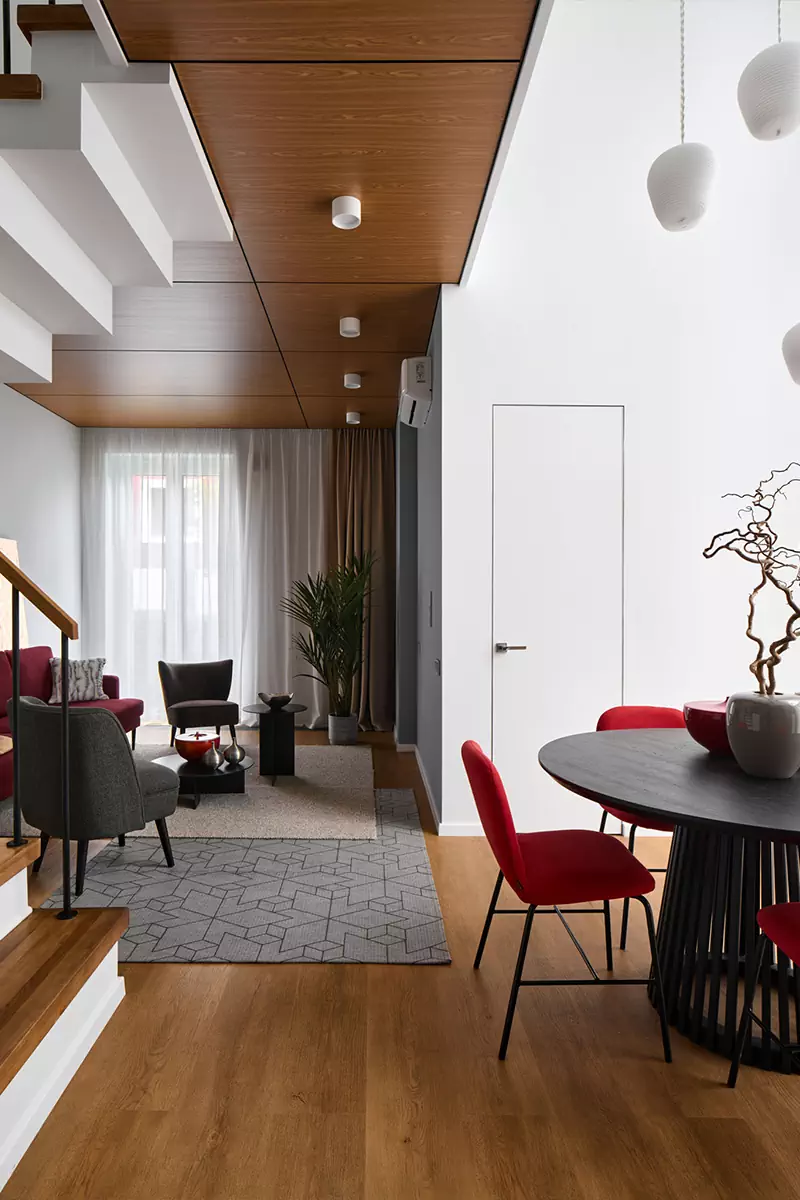 Эффектный интерьер двухуровневой квартиры с атмосферой загородного дома — проект мастерской дизайна Брусника