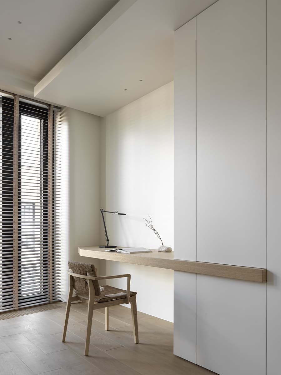 Воздушный интерьер квартиры с кабинетом-студией и минималистичной кухней — проект бюро Babayants Architects