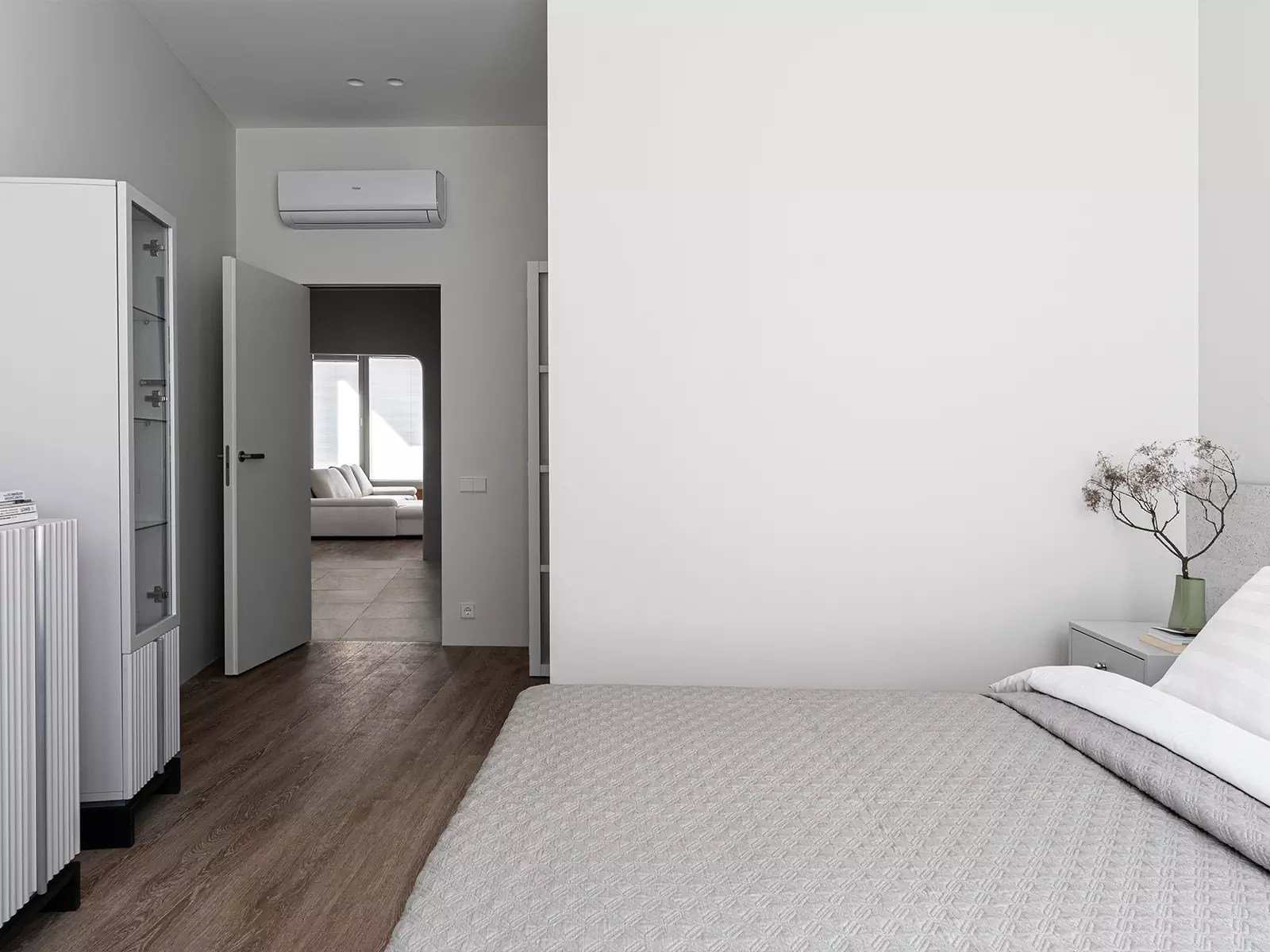 Лаконичный интерьер квартиры со сложной геометрией с акцентным санузлом — проект студии Пора