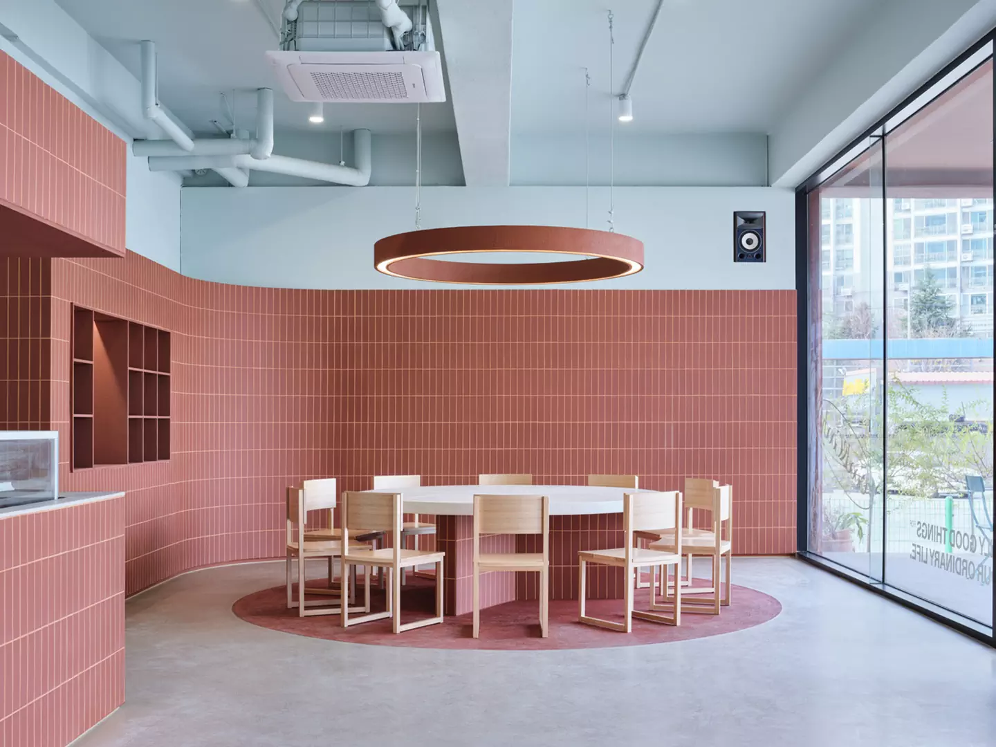 Выразительный интерьер кафе для бранчей в Южной Корее — проект студии design by 83