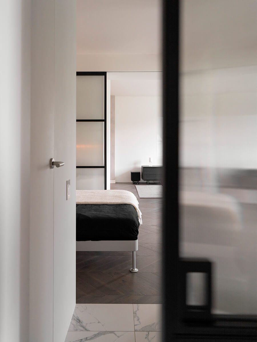 Монохромный интерьер квартиры с открытым балконом – проект студии ZROBIM architects