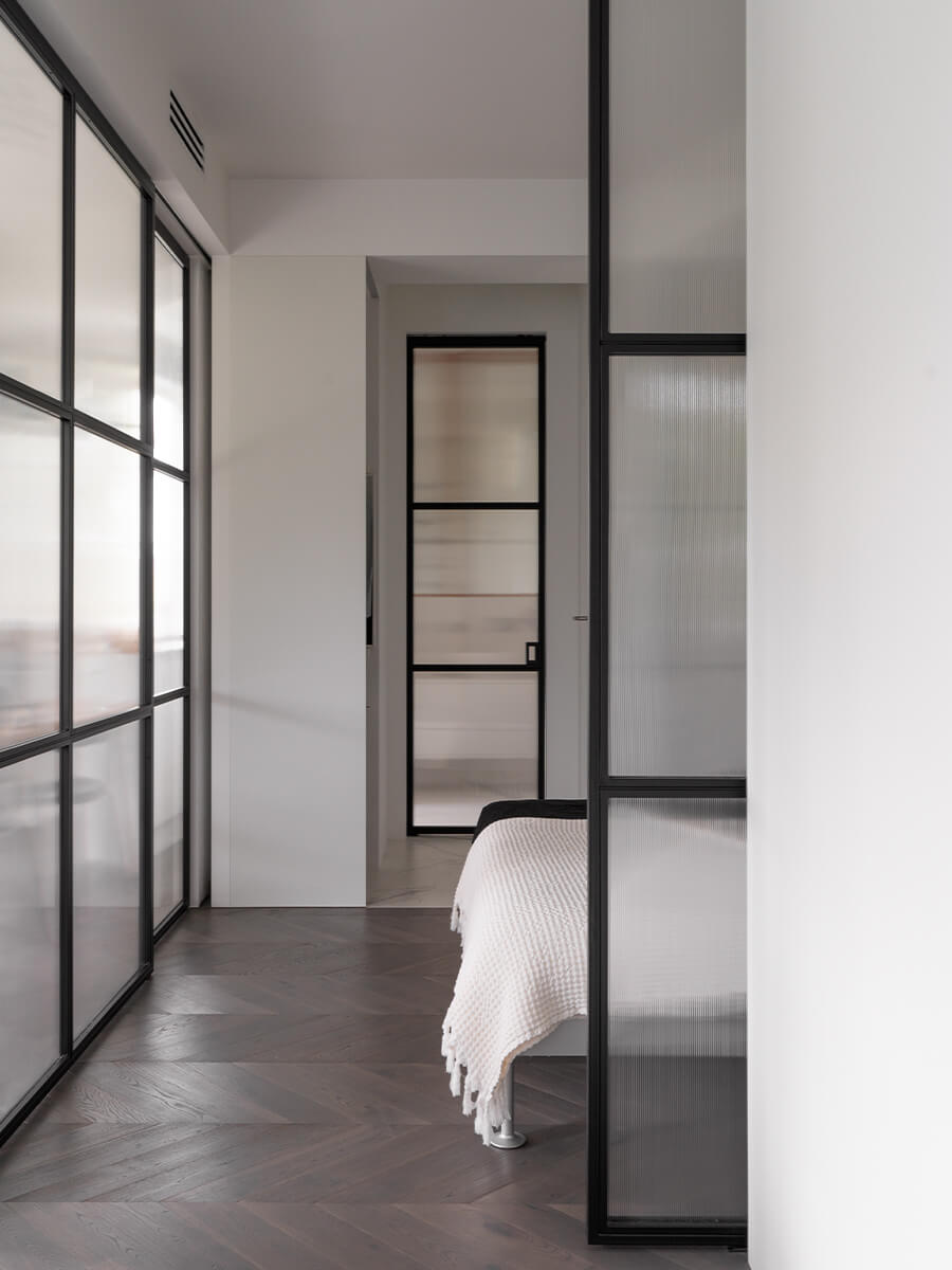 Монохромный интерьер квартиры с открытым балконом – проект студии ZROBIM architects