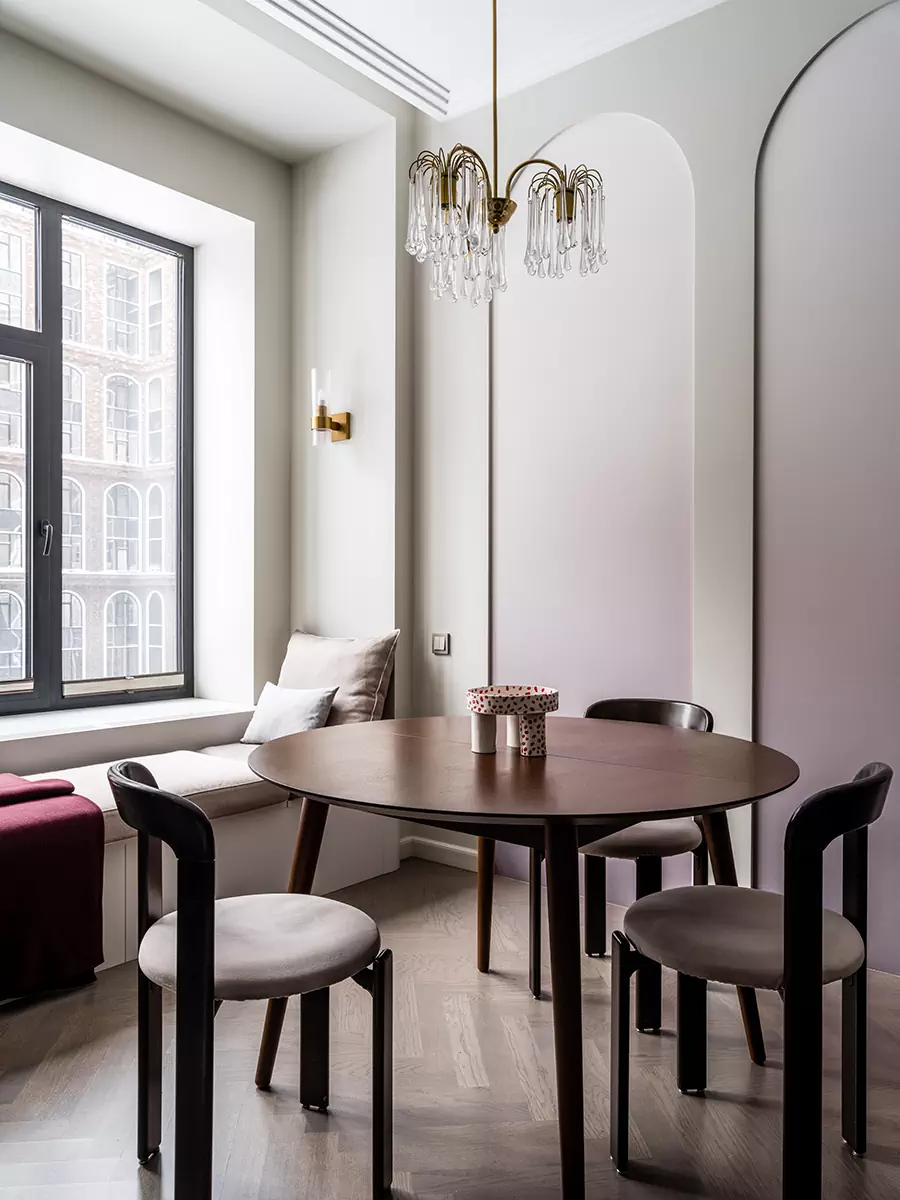 Предметы с историей и сложные цветовые сочетания в интерьере квартиры для психолога — проект студии YU Design