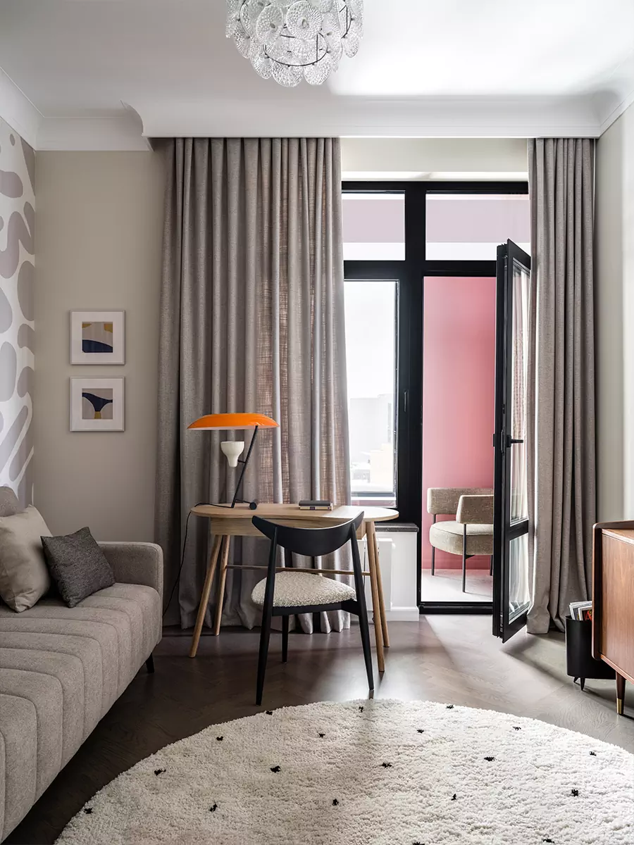 Предметы с историей и сложные цветовые сочетания в интерьере квартиры для психолога — проект студии YU Design