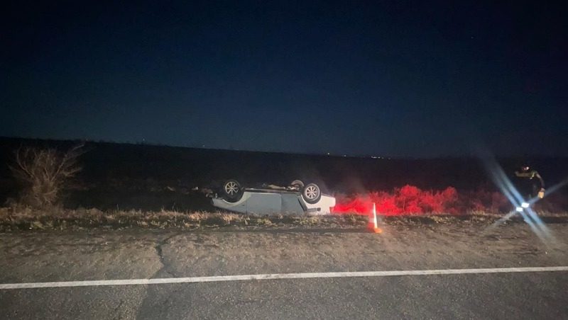 Автомобиль со спящим водителем перевернулся на трассе под Будённовском