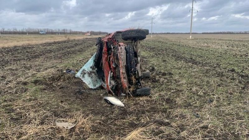 Автомобилистка получила травму головы после опрокидывания машины в Грачёвском округе