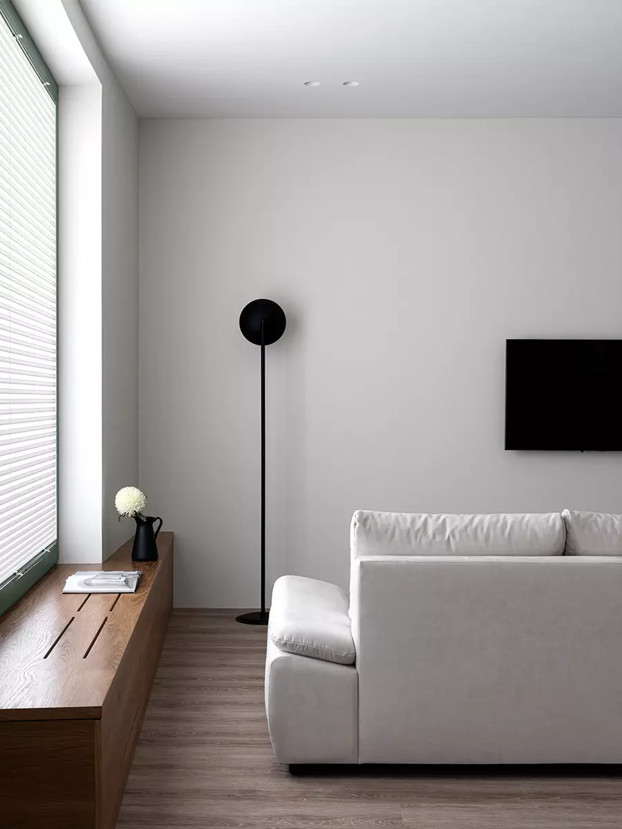 Лаконичный интерьер квартиры со сложной геометрией с акцентным санузлом — проект студии Пора