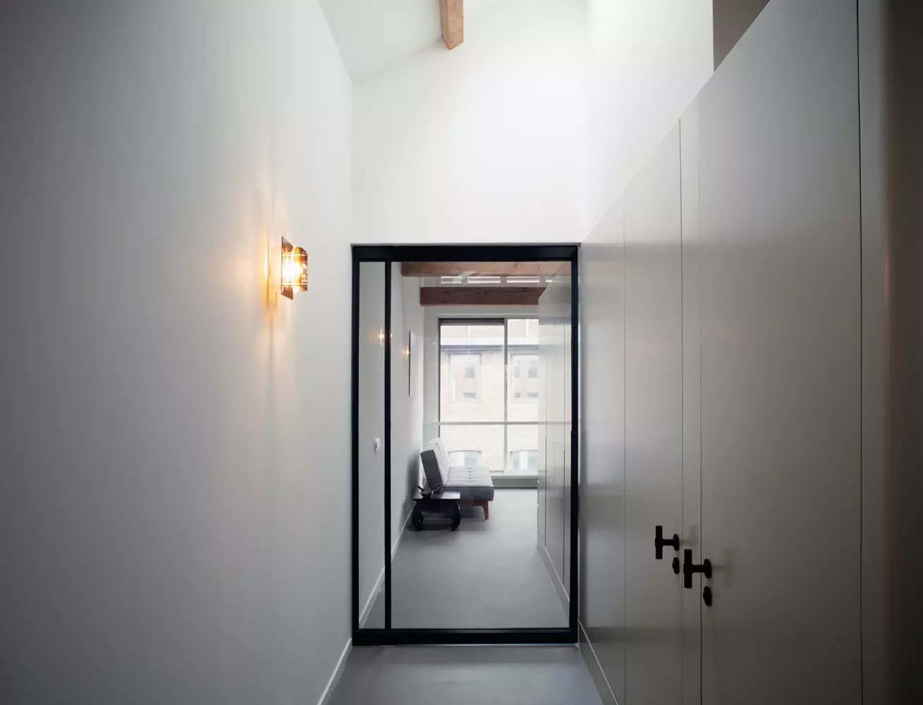Эстетика повседневности в интерьере апартаментов с высокими потолками и световыми окнами — проект Studio Appelo