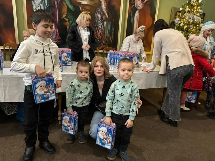 Более 600 детей посетили новогоднюю елку главы города в Кисловодске