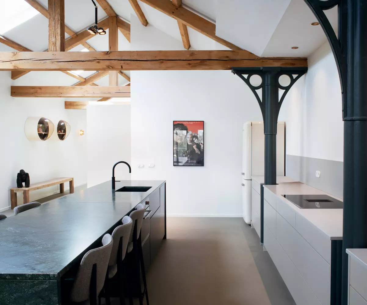 Эстетика повседневности в интерьере апартаментов с высокими потолками и световыми окнами — проект Studio Appelo