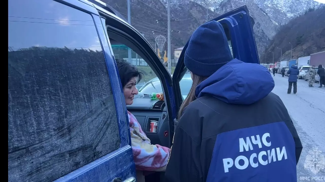 Движение транспорта экстренно перекрыли на границе Северной Осетии и Грузии0