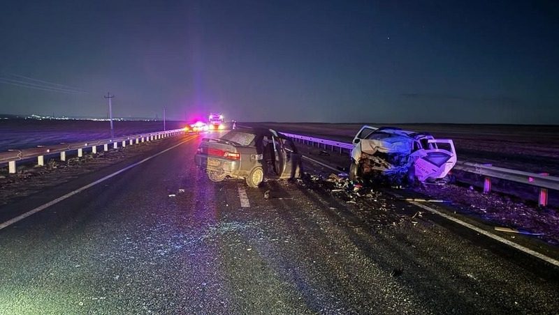 Двое водителей скончались после лобового столкновения на дороге в Петровском округе