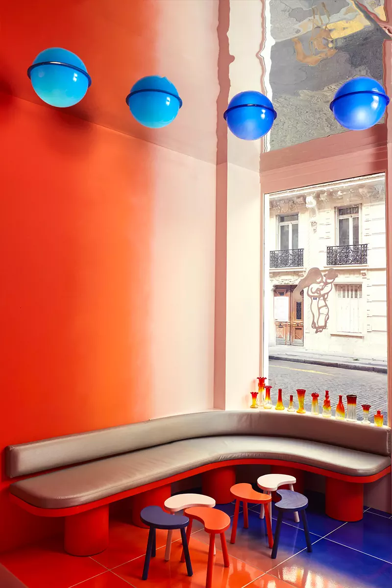 Ретро-футуристичная атмосфера в интерьере модной парижской кофейни — проект коллектива Uchronia