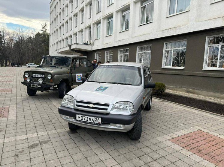 Из Кисловодска в зону СВО отправили два автомобиля и новогодние сладости