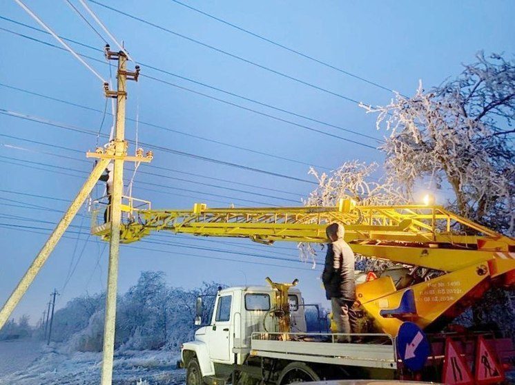 Из-за снегопада дорожники и энергетики на Ставрополье работают в усиленном режиме